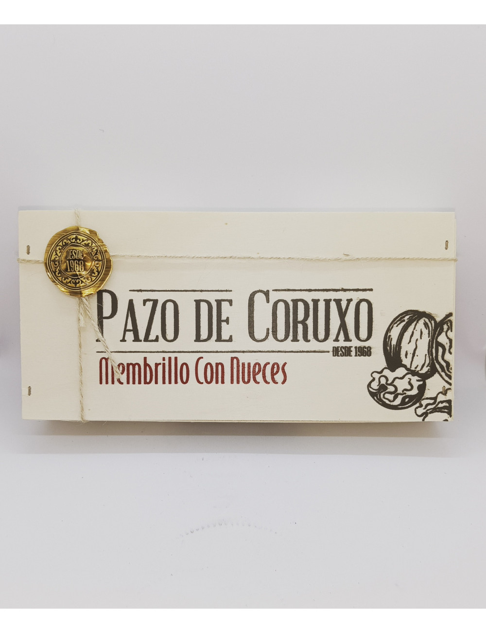 Membrillo con nueces en caja de madera